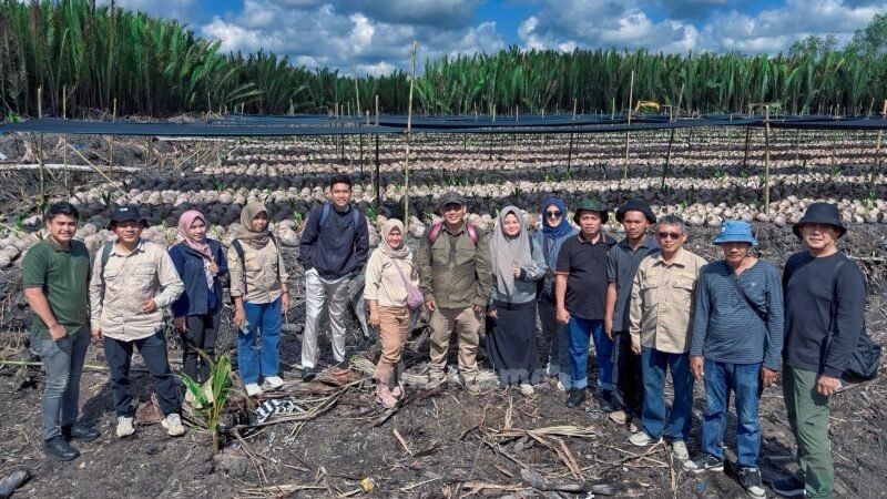 KEMENTERIAN PERTANIAN BERSAMA DINAS PERKEBUNAN RIAU MONITORING BIBIT KELAPA DALAM DI INDRAGIRI HILIR