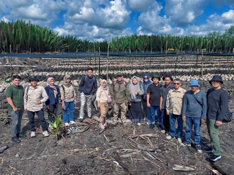KEMENTERIAN PERTANIAN BERSAMA DINAS PERKEBUNAN RIAU MONITORING BIBIT KELAPA DALAM DI INDRAGIRI HILIR